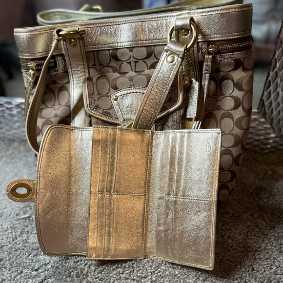 Authentic ✨ Coach Hand Bag with Wallet, size OS color Metallic Gold - Picture 4 of 7